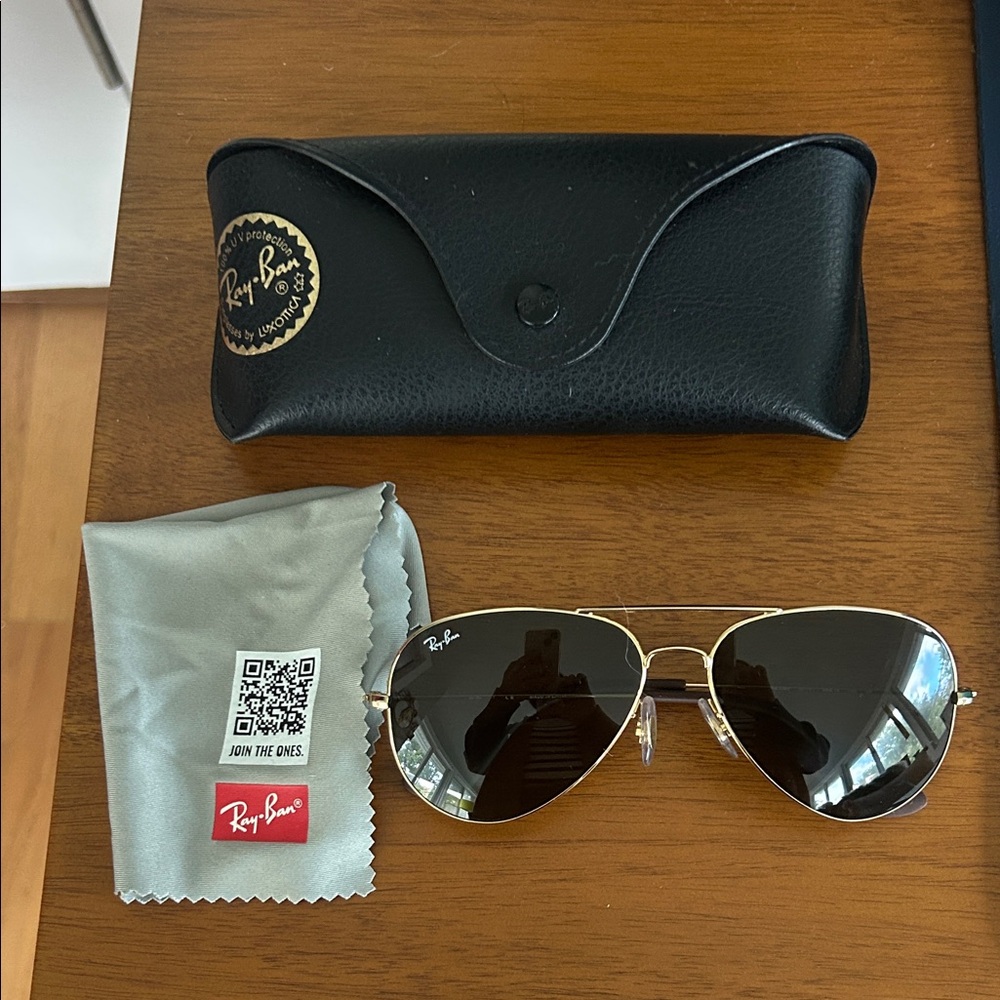 Classic Ray-Ban Aviator Gold Frame Sunglasses with Black Lenses